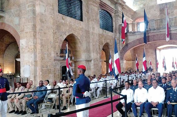 Autoridades  civiles y militares durante el acto.