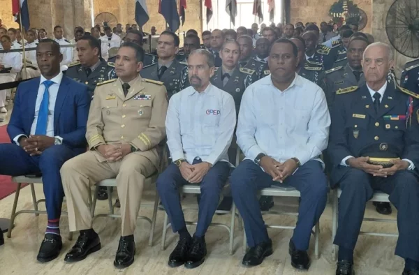 Juan Pablo Uribe  junto a autoridades civiles y militares.