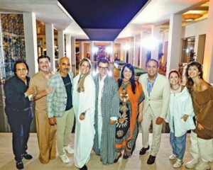 Sócrates  McKinney  junto a sus  invitados.