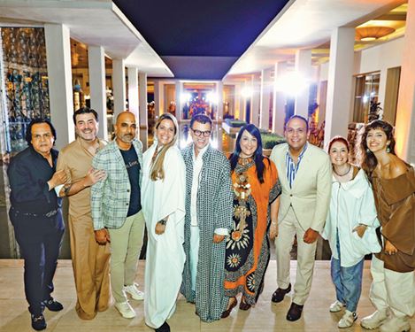 Sócrates  McKinney  junto a sus  invitados.