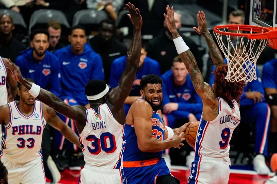 El dominicano Karl Towns intenta completar una ofensiva en el partido de ayer.
