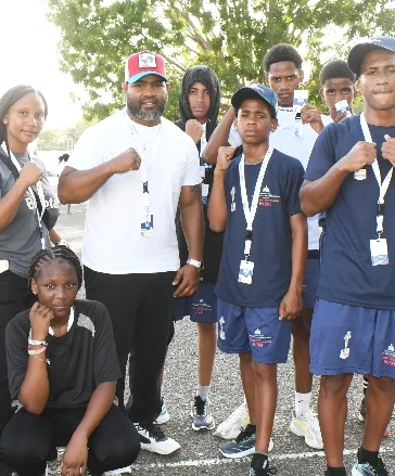 El campeón Félix Díaz, con estudiantes pugilistas.