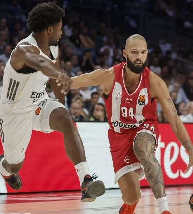 Andrés Feliz defiende a Evan Fournier.