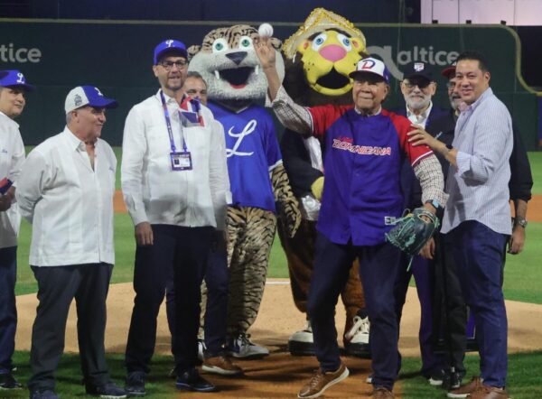 El inmortal   Juan Marichal realiza el pitcheo de honor que deja inaugurado el torneo que se le dedica.  Alberto calvo.