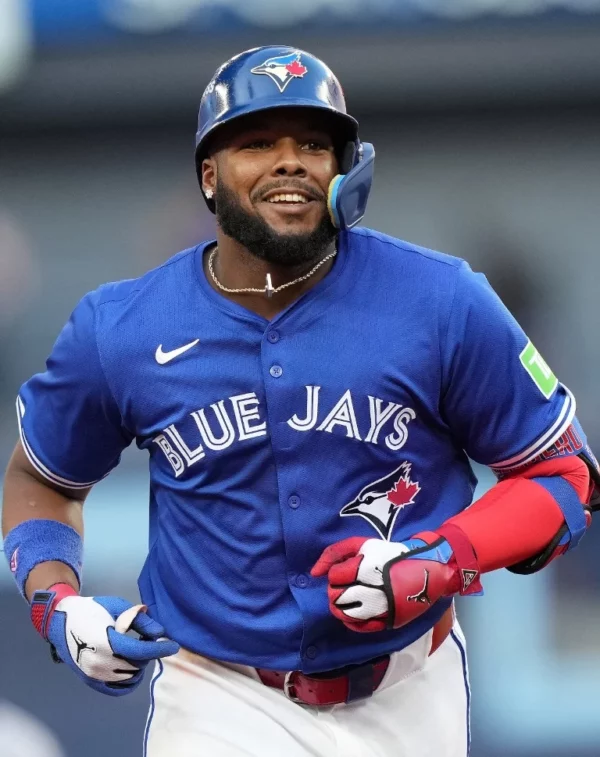 El dominicano Vladimir Guerrero Jr. cumple con la misión de ser  la cara de los Azulejos.  Ap