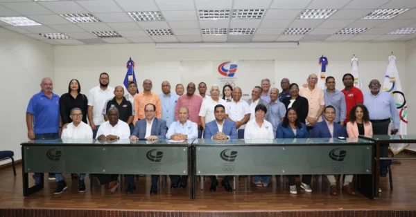 El ministro de Deportes, Kelvin Cruz y Garibaldy Bautista, del COD,  junto a ejecutivos y presidente de federaciones.
