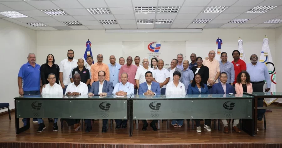 El ministro de Deportes, Kelvin Cruz y Garibaldy Bautista, del COD, junto a ejecutivos y presidente de federaciones. El ministro de Deportes, Kelvin Cruz y Garibaldy Bautista, del COD, junto a ejecutivos y presidente de federaciones.