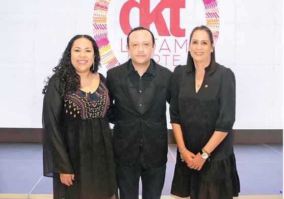 Denisse Beltrán, Mario Flores y Kary Colón.