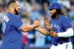 Edwin Encarnación junto a Vladimir Guerrero Jr.