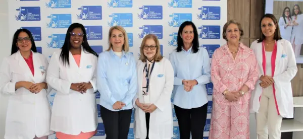 Cindy Jiménez, Ángela Grano de Oro, Rosa I. Varela, Rosa H. Vassallo, Julia Guerra, Roxana Dargam y Lissette Guzmán.