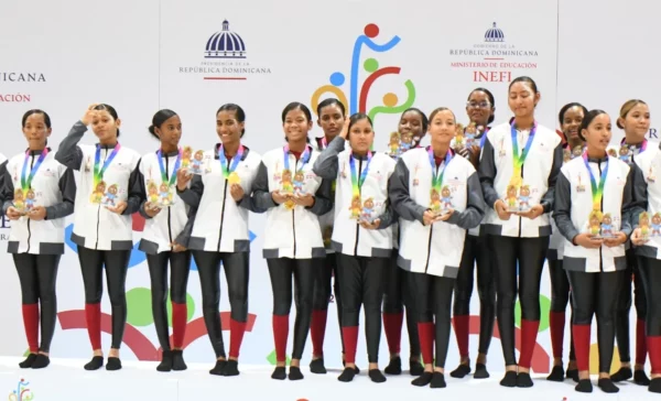 Representantes de Cibao Sur que ganó medalla de oro en las competencias de gimnasia.
