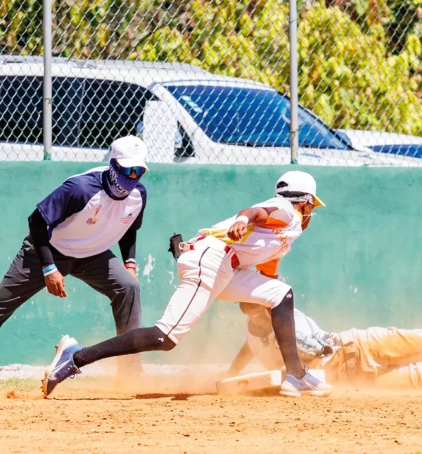Acción de uno de los partidos ayer en los Juegos Escolares.