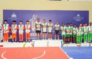Los equipos masculino y femenino ganadores de medallas en el torneo de tenis de mesa