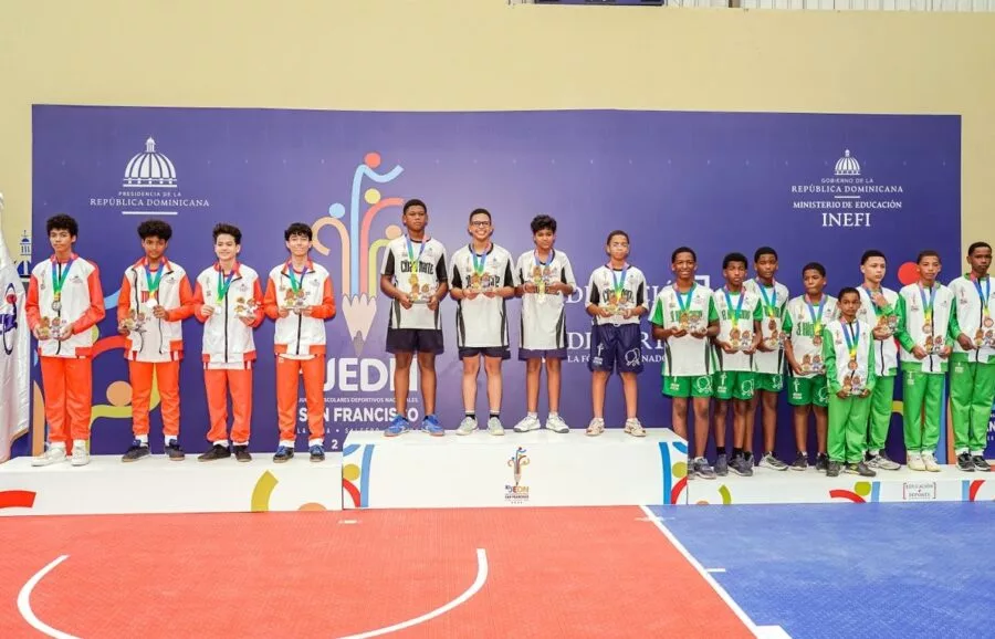 Los equipos masculino y femenino ganadores de medallas en el torneo de tenis de mesa