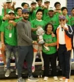 Equipo Club El Edén recibe la copa campeón del evento.