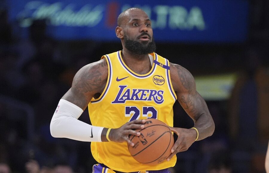 LeBron James implantará busca implementar un nuevo récord de longevidad en la NBA .