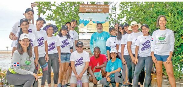 Arajet celebra el Día Mundial del Turismo con jornada ambiental en lagu na arrecifal de Boca Chica.