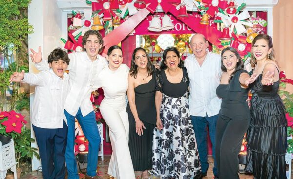 Emmanuel García Suárez, Eduardo Zayas Suárez, Mayi Suárez Peña, Gina Suárez Peña, Li lin de Suárez, José Suárez, Sabrina García Suárez y Érika Suárez Peña.