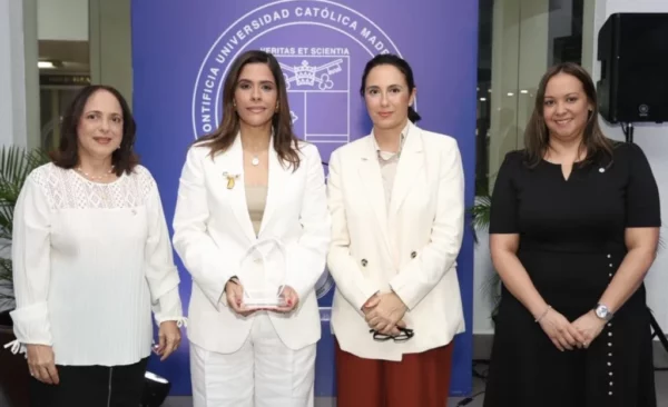 Claudine Collado, Madelyn Martínez, Adelaida Mancha y  Cándida Muñoz.