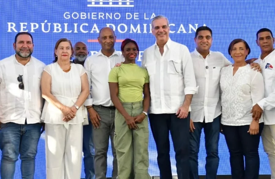 El presidente Luis Abinader y el ministro de Deportes, Kelvin Cruz,  junto a dirigentes   y personalidades de La Vega.