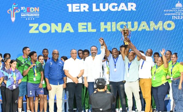 Alberto Rodríguez entrega trofeo primer lugar a atletas  región del Higuamo.   fuente externa
