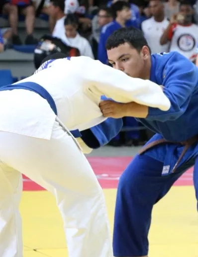 Dos competidores en plena acción en el torneo de judo.