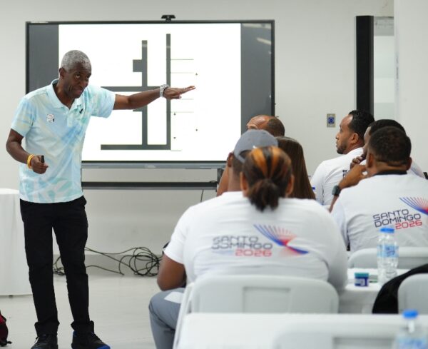 Luis Enrique Charadán Pierre, imparte curso   bádminton.