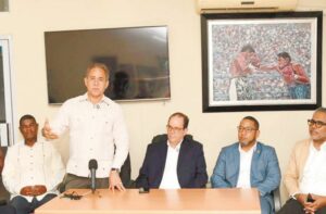 Rubén García, presidente de Fedoboxa, habla  acompañado de miembros del Comité Organizador.