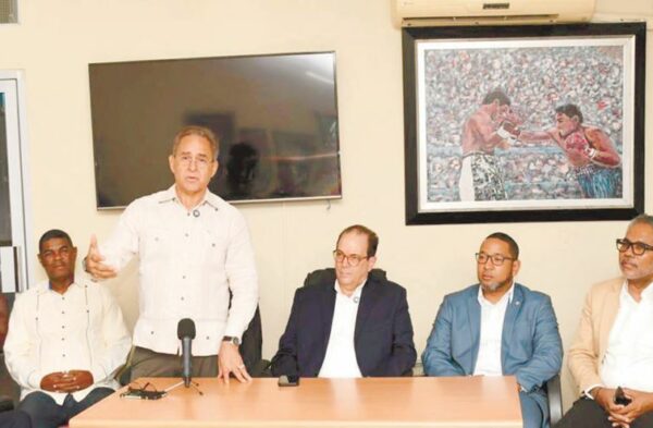 Rubén García, presidente de Fedoboxa, habla  acompañado de miembros del Comité Organizador.