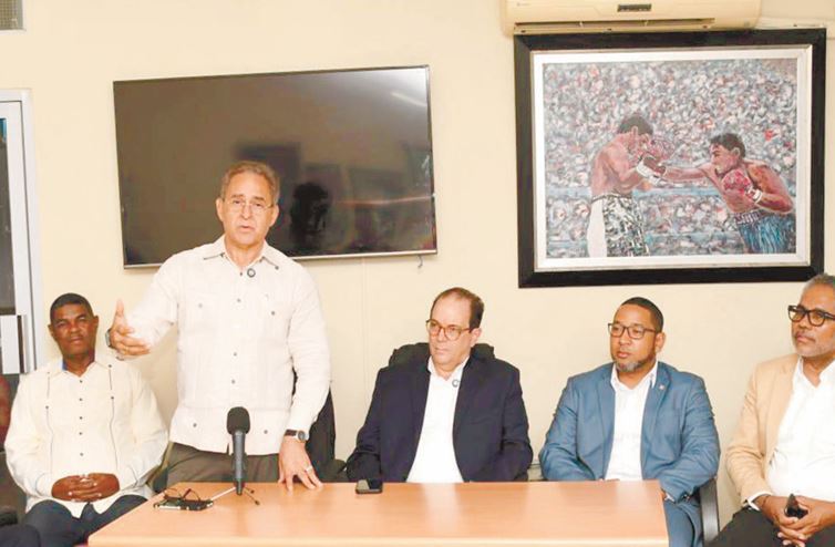 Rubén García, presidente de Fedoboxa, habla  acompañado de miembros del Comité Organizador.