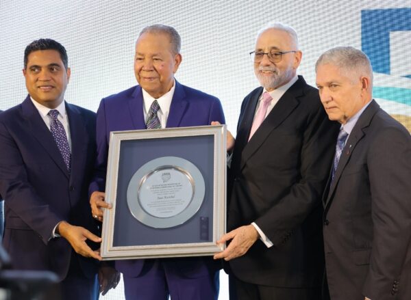 El inmortal Juan Maribal recibió  una placa entregada por Kelvin Cruz, Vitelio Mejía y Juan Francisco Puello Herrera.alberto calvo
