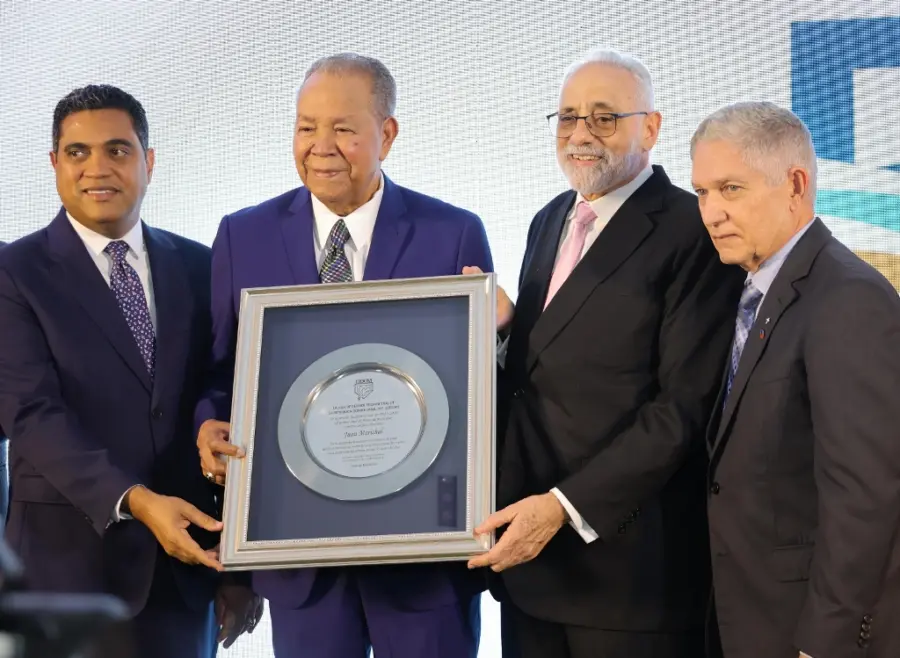 El inmortal Juan Maribal recibió  una placa entregada por Kelvin Cruz, Vitelio Mejía y Juan Francisco Puello Herrera.alberto calvo