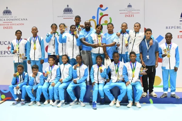 Representantes de El Valle que salieron victoriosos en el torneo de lucha.