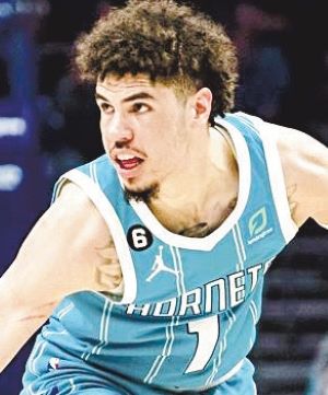 LaMelo Ball fue multado  por la NBA .