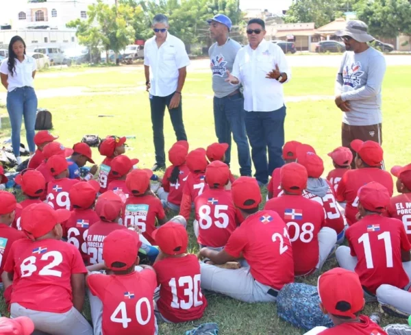 Diógenes de la Cruz,  de la DCNB, mientras explica a los niños sobre la importancia de la educación.