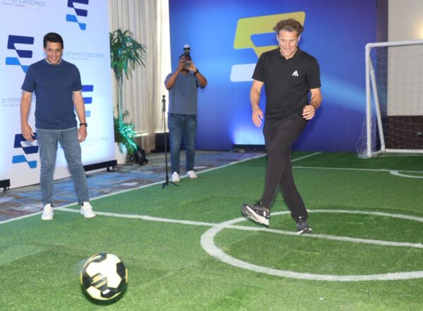 Diego Forlán  intenta realizar un gol. Observa  el ministro de Turismo, David Collado.