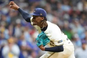 Abner Uribe está teniendo éxito con los Cerveceros.  AP