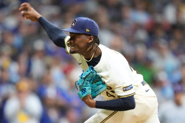 Abner Uribe está teniendo éxito con los Cerveceros.  AP