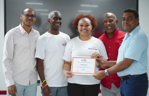 José P. Monegro, presidente del Comité Organizador, entrega el certificado.