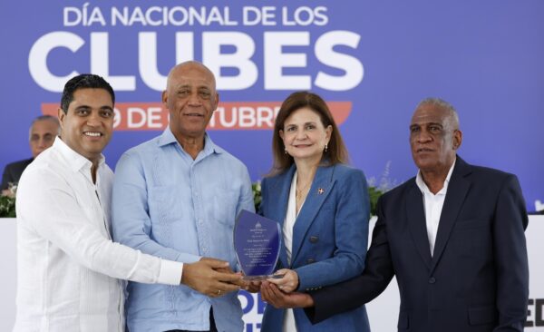 La vicepresidenta de la República, Raquel Peña, y el ministro de Deportes, Kelvin Cruz, reconocen al  Mauricio Báez,  que preside José -Boyón-   Domínguez. Le acompaña Roberto Ramírez