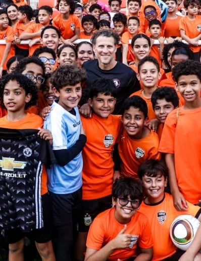 Diego Forlán, junto a centanares de niños cibaeños.