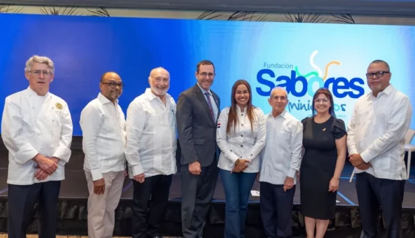 Gilles Renusson, Luis Marino López, Enzo Bonarelli, cónsul general de los Estados Unidos, William Swaney; María Marte, Bolívar Troncoso, Rosanna Ovalles y Juan Febles.