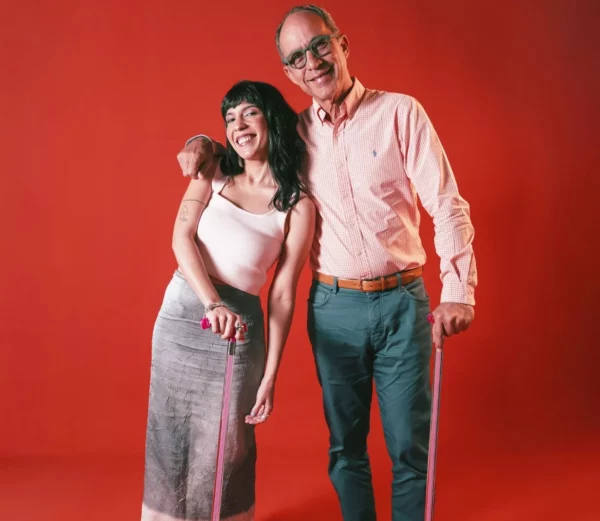 Verónica Modesto junto a Roberto Rodríguez, un binomio de energía, empatía y fortaleza, lucen los bastones solidarios.