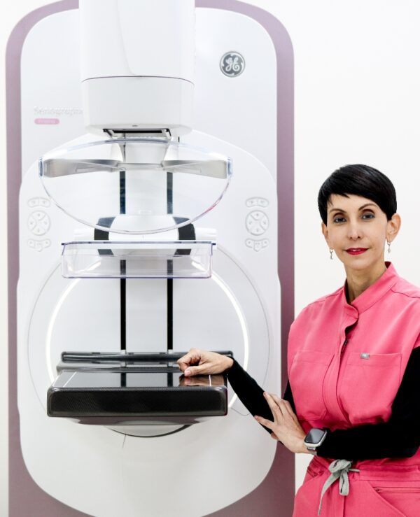 María Ysabel González Curi, junto al mamógrafo GE Pristina.