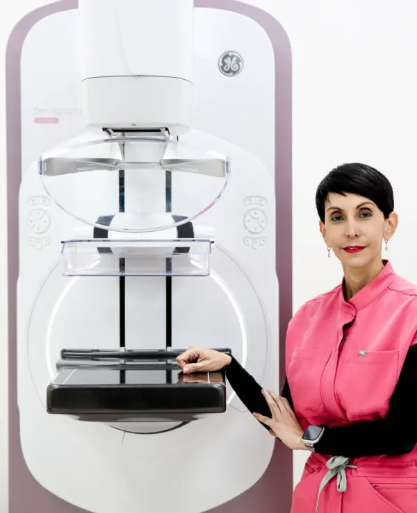 María Ysabel González Curi, junto al mamógrafo GE Pristina.