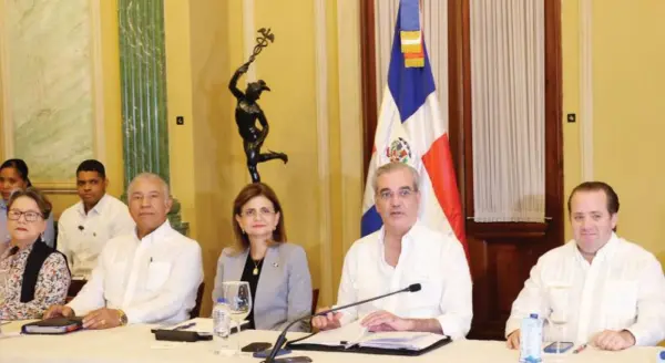 Las 22  instituciones que integran el COE estuvieron  reunidas ayer en el salón Verde del Palacio Nacional .
