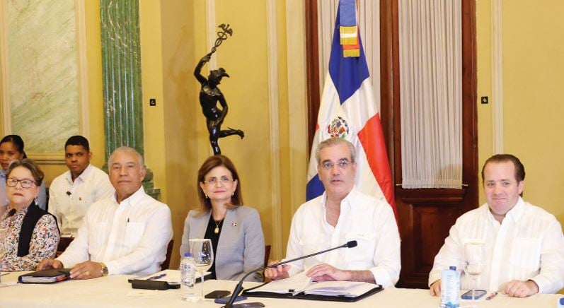 Las 22 instituciones que integran el COE estuvieron reunidas ayer en el salón Verde del Palacio Nacional .