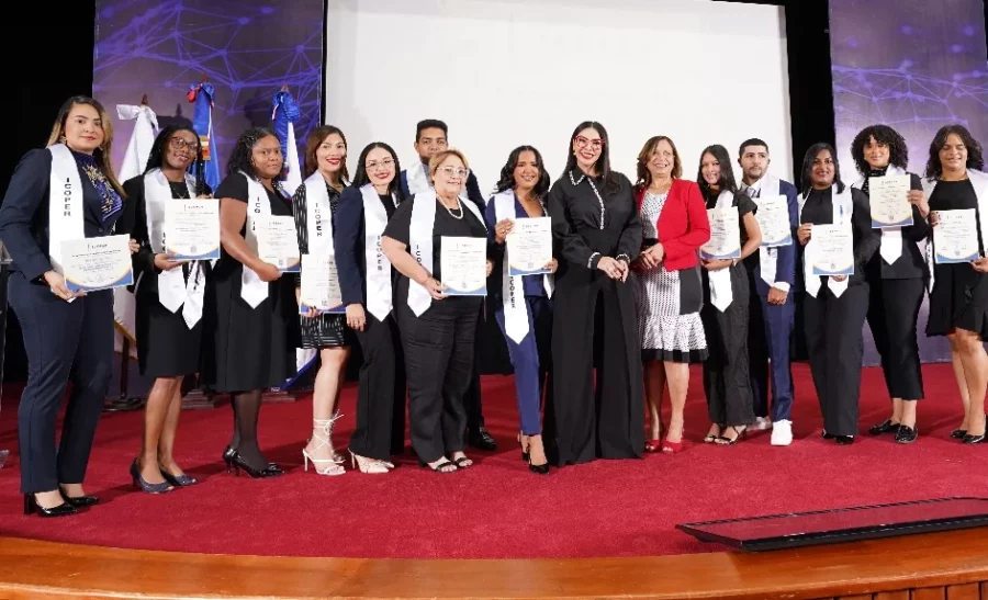Directivos del instituto junto a los graduandos.