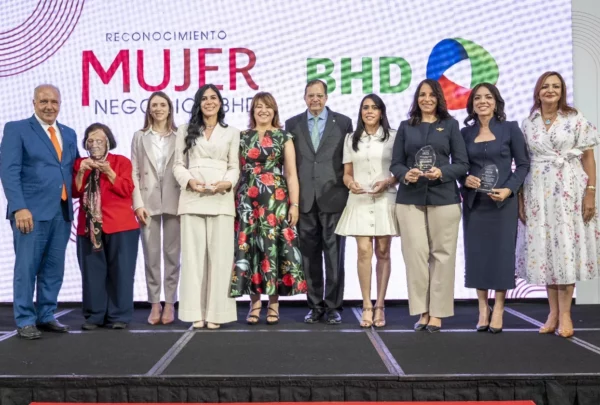 Ejecutivos del Banco BHD entregan la distinción.