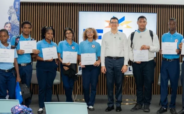 Robert Estrella, asesor técnico de la ETED junto a estudiantes.